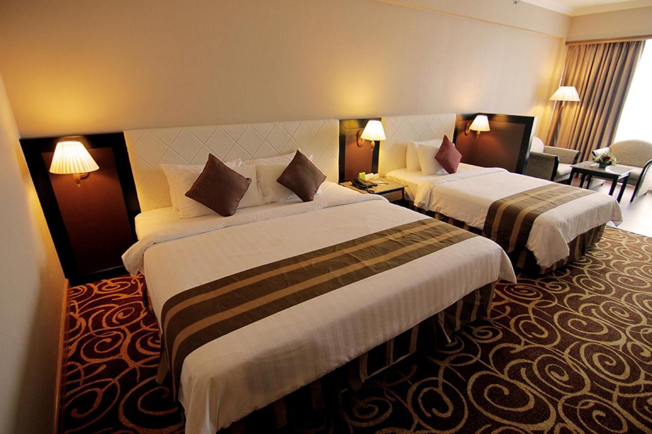 Mega Hotel Sdn Bhd Miri Esterno foto