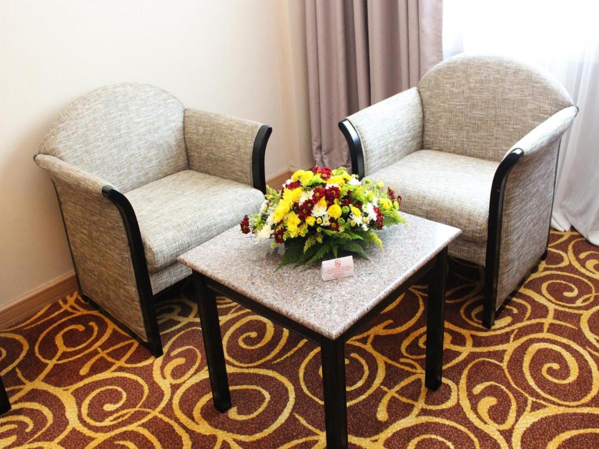Mega Hotel Sdn Bhd Miri Esterno foto