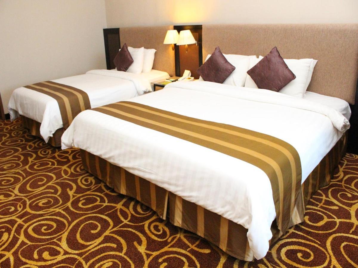 Mega Hotel Sdn Bhd Miri Esterno foto