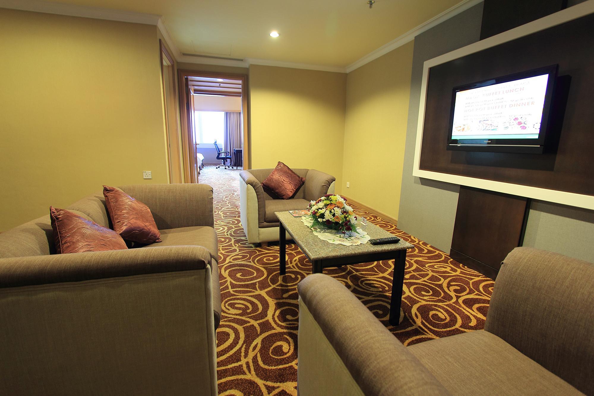 Mega Hotel Sdn Bhd Miri Esterno foto