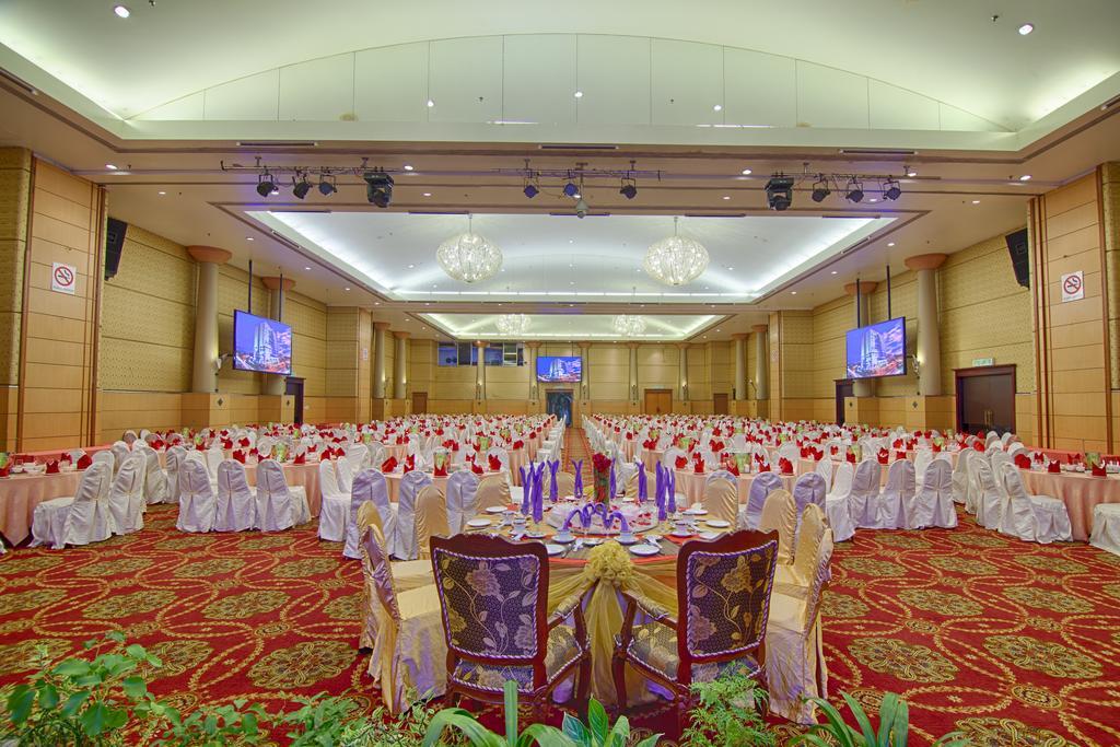 Mega Hotel Sdn Bhd Miri Esterno foto