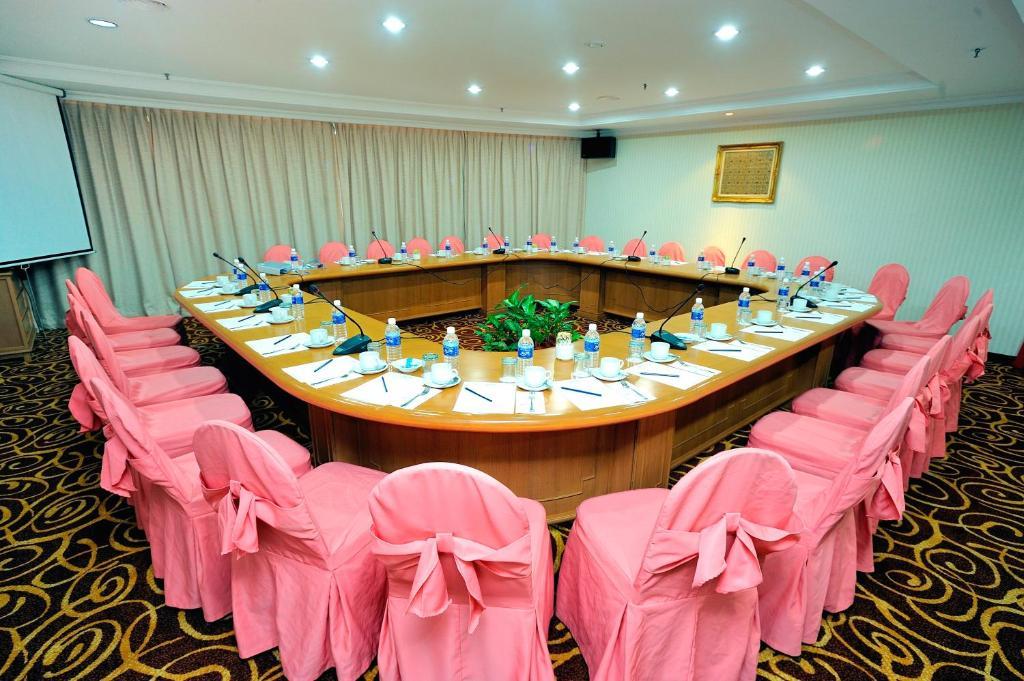 Mega Hotel Sdn Bhd Miri Esterno foto