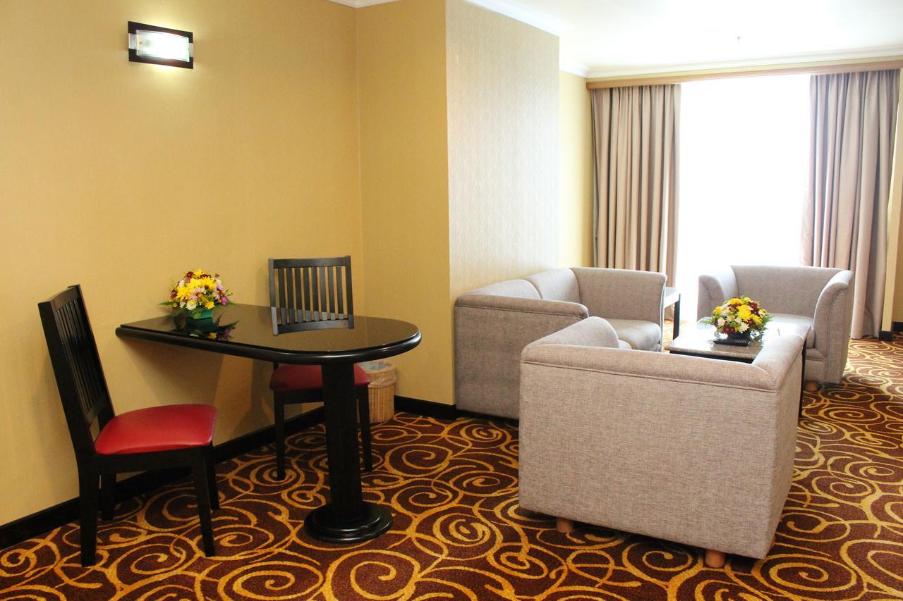 Mega Hotel Sdn Bhd Miri Esterno foto