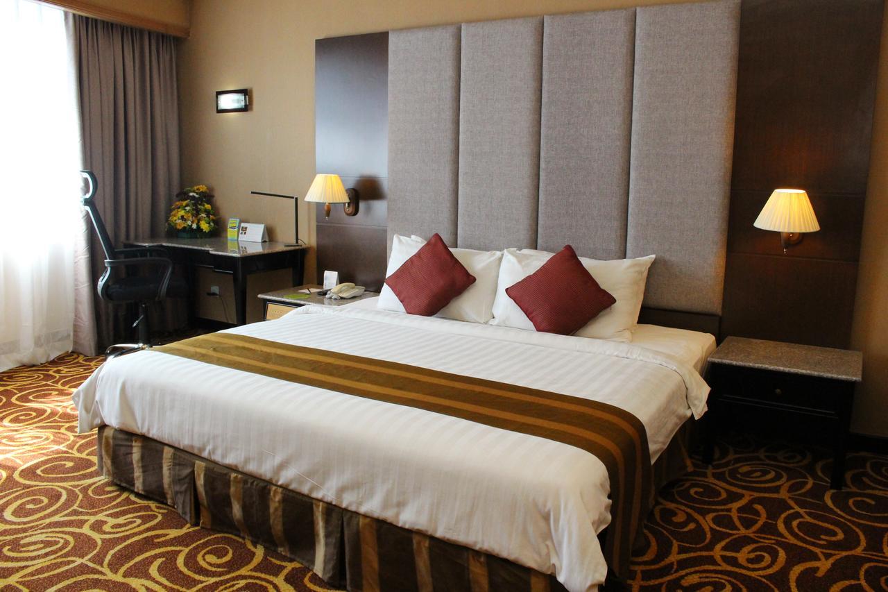 Mega Hotel Sdn Bhd Miri Esterno foto