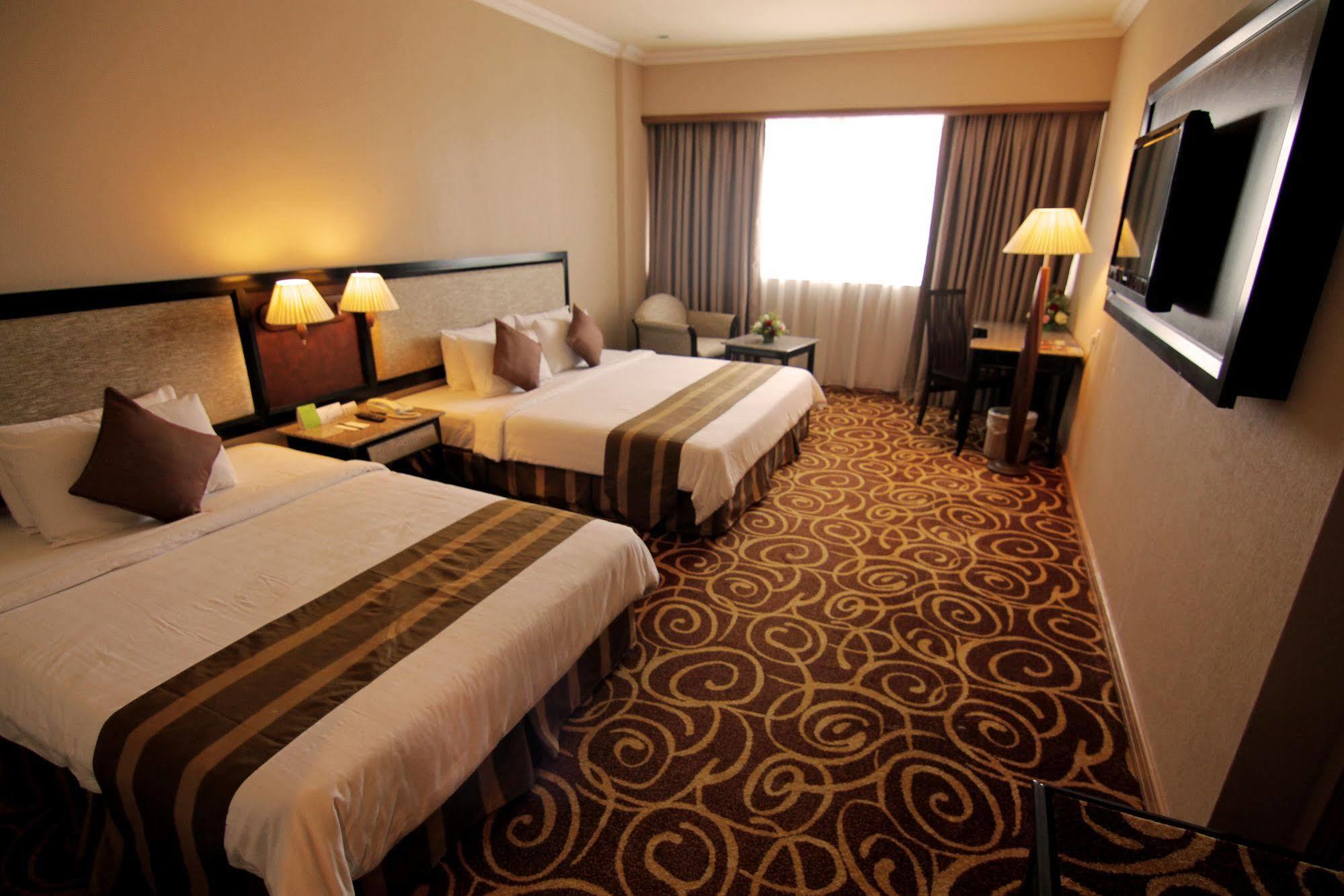 Mega Hotel Sdn Bhd Miri Esterno foto