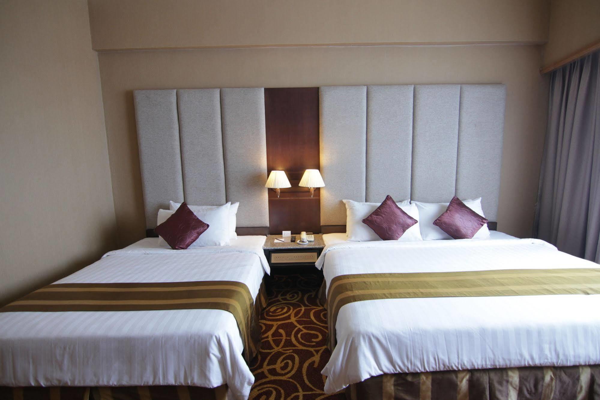 Mega Hotel Sdn Bhd Miri Esterno foto