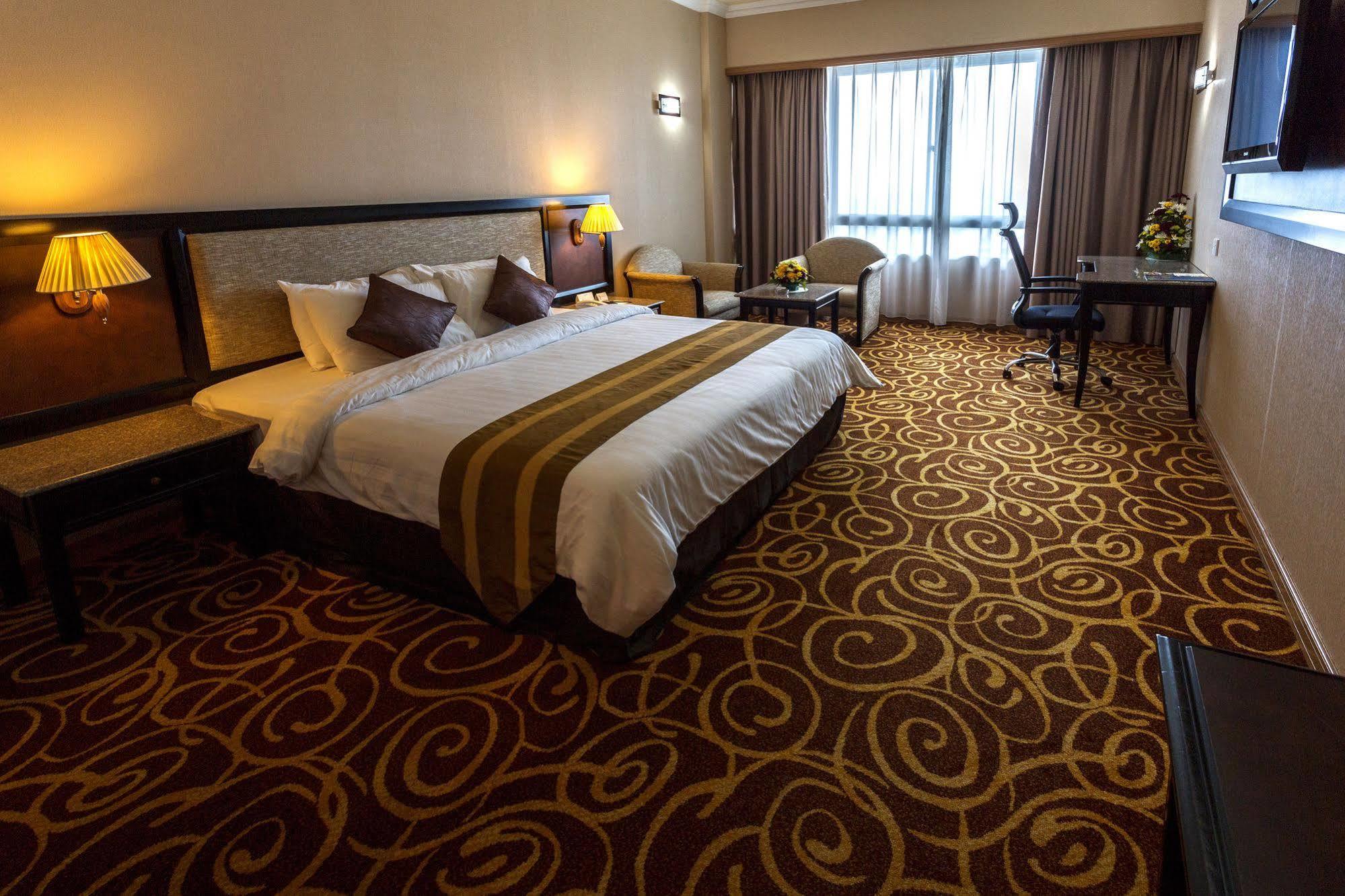 Mega Hotel Sdn Bhd Miri Esterno foto