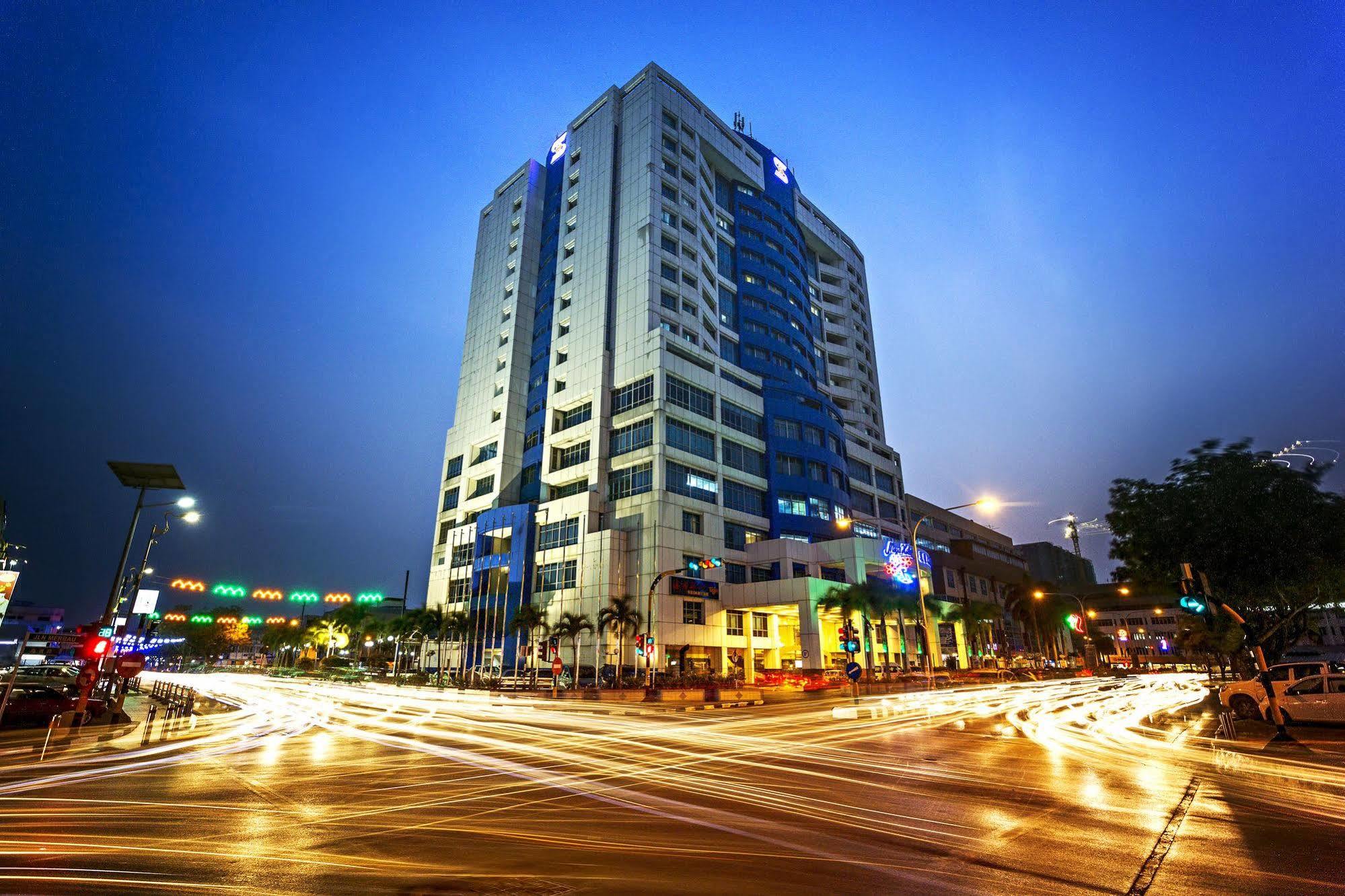 Mega Hotel Sdn Bhd Miri Esterno foto