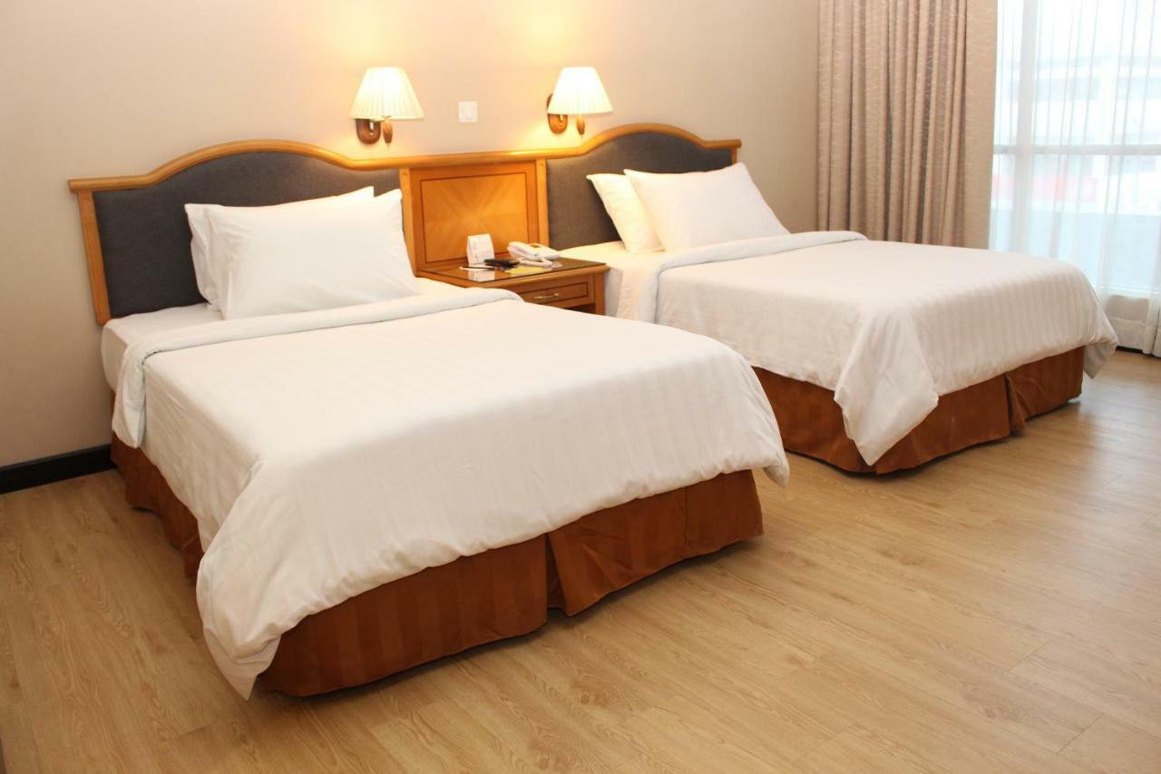 Mega Hotel Sdn Bhd Miri Esterno foto
