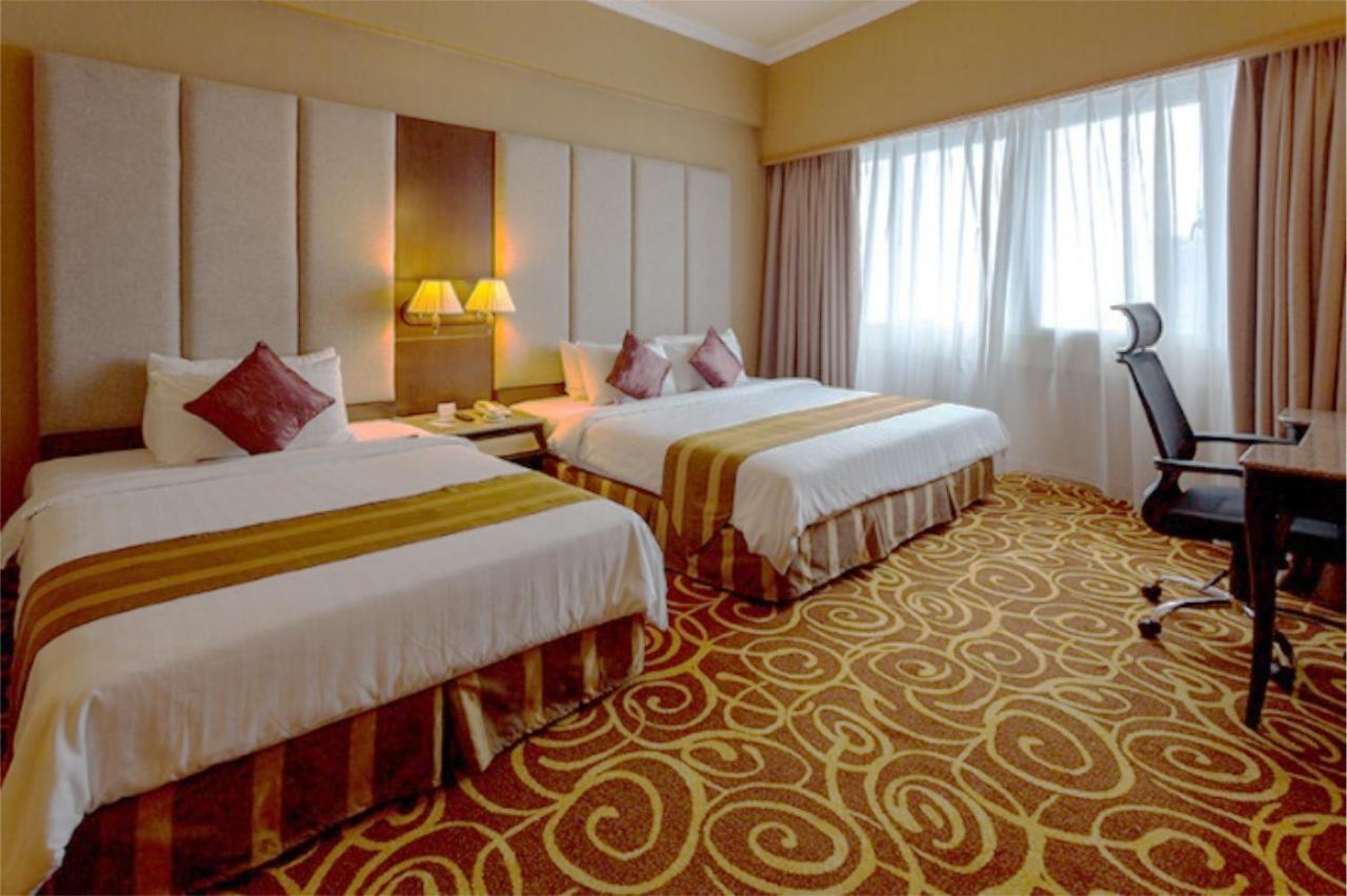 Mega Hotel Sdn Bhd Miri Esterno foto